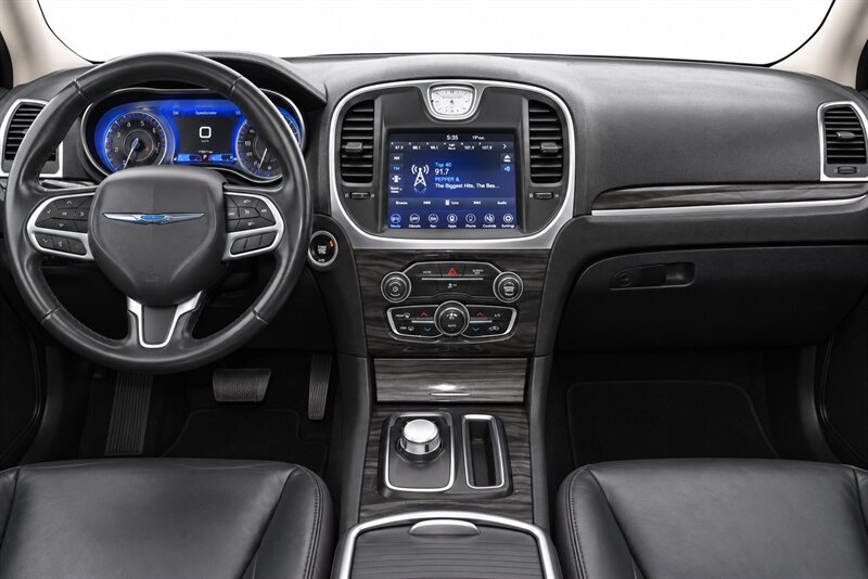 2020 Chrysler 300 Touring - Photo 7 - Edmonton, AB T5G 3E5