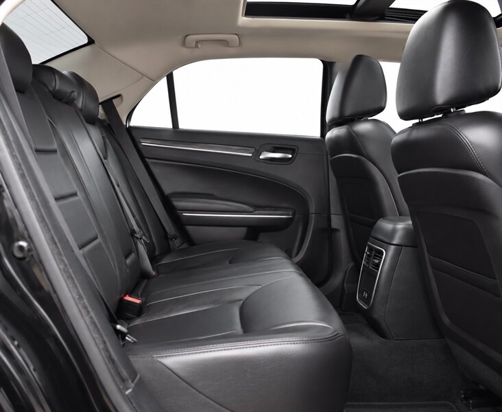 2020 Chrysler 300 Touring - Photo 13 - Edmonton, AB T5G 3E5