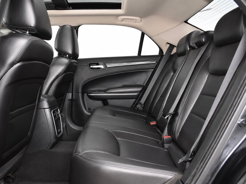 2020 Chrysler 300 Touring - Photo 14 - Edmonton, AB T5G 3E5