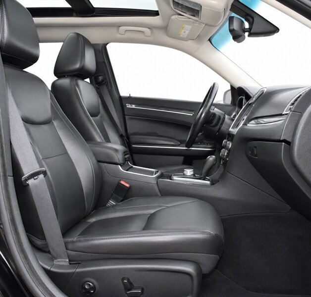2020 Chrysler 300 Touring - Photo 12 - Edmonton, AB T5G 3E5