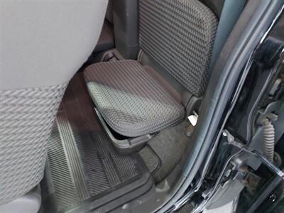 2005 Nissan Frontier SE 4dr King Cab SE  4X4 - Photo 13 - Rochelle, IL 61068