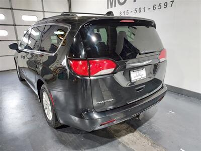 2017 Chrysler Pacifica Touring - Photo 6 - Rochelle, IL 61068