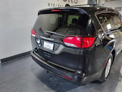 2017 Chrysler Pacifica Touring - Photo 10 - Rochelle, IL 61068