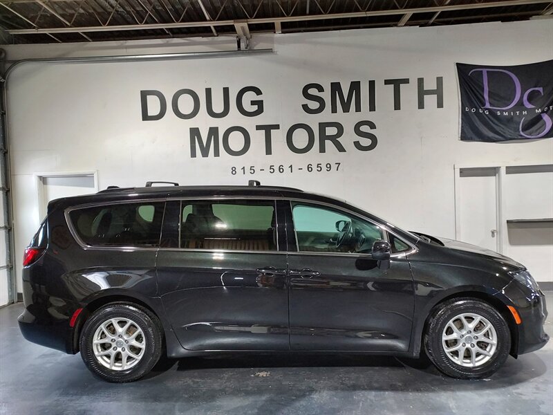 2017 Chrysler Pacifica Touring   - Photo 1 - Rochelle, IL 61068