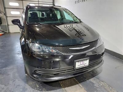 2017 Chrysler Pacifica Touring - Photo 9 - Rochelle, IL 61068
