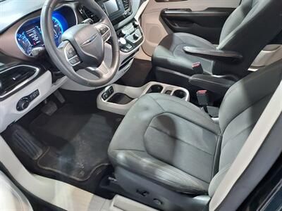 2017 Chrysler Pacifica Touring - Photo 11 - Rochelle, IL 61068