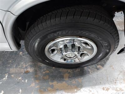 2017 Chevrolet Express LT 3500  15 passenger - Photo 35 - Rochelle, IL 61068