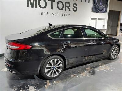 2020 Ford Fusion SE  awd - Photo 8 - Rochelle, IL 61068