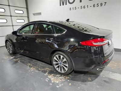 2020 Ford Fusion SE  awd - Photo 4 - Rochelle, IL 61068