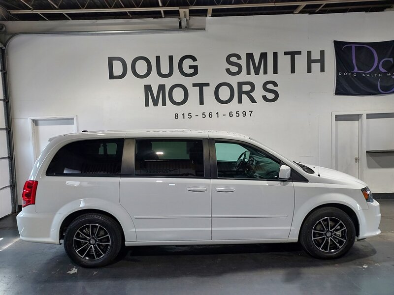 2016 Dodge Grand Caravan SE PLUS - Photo 1 - Rochelle, IL 61068