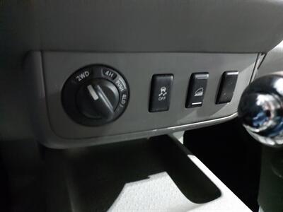 2012 Nissan Frontier SV  CREW CAB V6 4x4 - Photo 38 - Rochelle, IL 61068