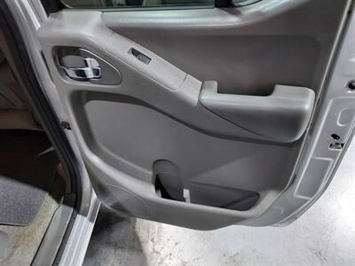 2012 Nissan Frontier SV  CREW CAB V6 4x4 - Photo 14 - Rochelle, IL 61068
