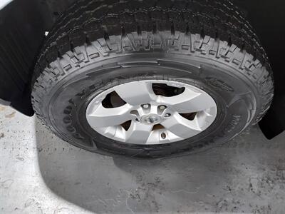2012 Nissan Frontier SV  CREW CAB V6 4x4 - Photo 22 - Rochelle, IL 61068