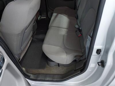 2012 Nissan Frontier SV  CREW CAB V6 4x4 - Photo 25 - Rochelle, IL 61068