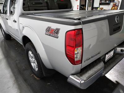 2012 Nissan Frontier SV  CREW CAB V6 4x4 - Photo 9 - Rochelle, IL 61068