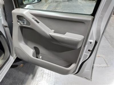 2012 Nissan Frontier SV  CREW CAB V6 4x4 - Photo 16 - Rochelle, IL 61068