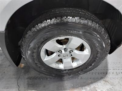 2012 Nissan Frontier SV  CREW CAB V6 4x4 - Photo 21 - Rochelle, IL 61068