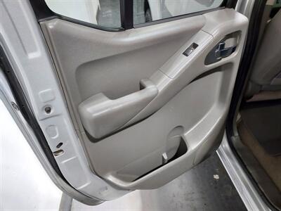 2012 Nissan Frontier SV  CREW CAB V6 4x4 - Photo 24 - Rochelle, IL 61068