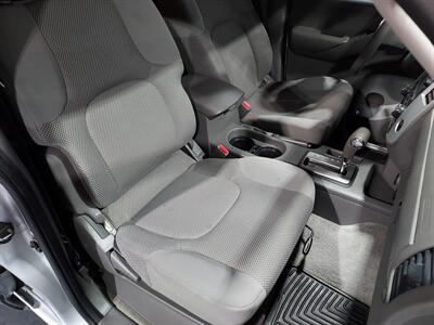 2012 Nissan Frontier SV  CREW CAB V6 4x4 - Photo 17 - Rochelle, IL 61068