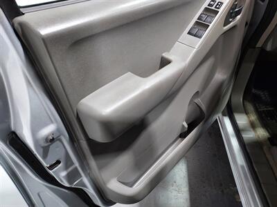 2012 Nissan Frontier SV  CREW CAB V6 4x4 - Photo 27 - Rochelle, IL 61068