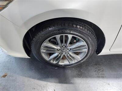 2017 Toyota Camry SE   - Photo 11 - Rochelle, IL 61068