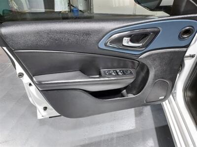 2015 Chrysler 200 S  AWD WITH LEATHER - Photo 20 - Rochelle, IL 61068