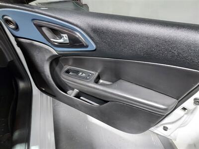 2015 Chrysler 200 S  AWD WITH LEATHER - Photo 22 - Rochelle, IL 61068