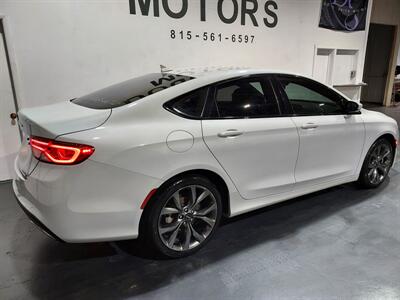 2015 Chrysler 200 S  AWD WITH LEATHER - Photo 4 - Rochelle, IL 61068
