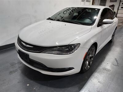 2015 Chrysler 200 S  AWD WITH LEATHER - Photo 10 - Rochelle, IL 61068