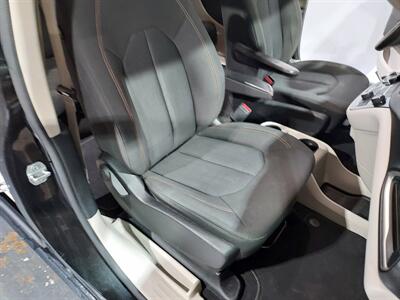 2017 Chrysler Pacifica Touring - Photo 13 - Rochelle, IL 61068