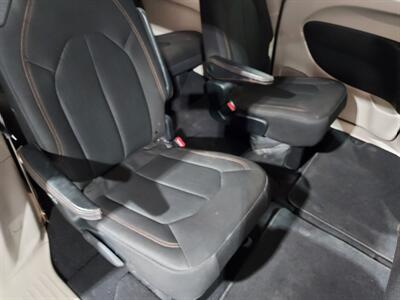 2017 Chrysler Pacifica Touring - Photo 14 - Rochelle, IL 61068