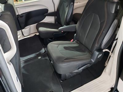 2017 Chrysler Pacifica Touring - Photo 11 - Rochelle, IL 61068