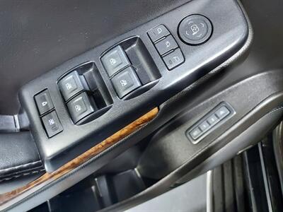 2018 Chevrolet Suburban Premier  4X4 - Photo 17 - Rochelle, IL 61068