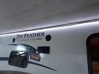 2015 Jayco FEATHER LIGHT X23B  HYBRID - Photo 9 - Rochelle, IL 61068
