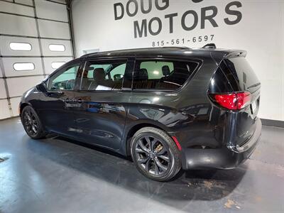 2020 Chrysler Pacifica Touring L Plus  SPORT TRIM - Photo 3 - Rochelle, IL 61068