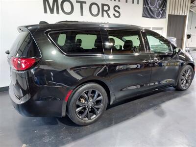 2020 Chrysler Pacifica Touring L Plus  SPORT TRIM - Photo 8 - Rochelle, IL 61068