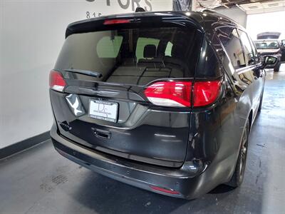 2020 Chrysler Pacifica Touring L Plus  SPORT TRIM - Photo 9 - Rochelle, IL 61068