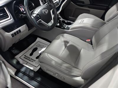 2016 Toyota Highlander XLE   - Photo 12 - Rochelle, IL 61068