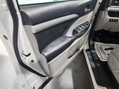 2016 Toyota Highlander XLE   - Photo 20 - Rochelle, IL 61068
