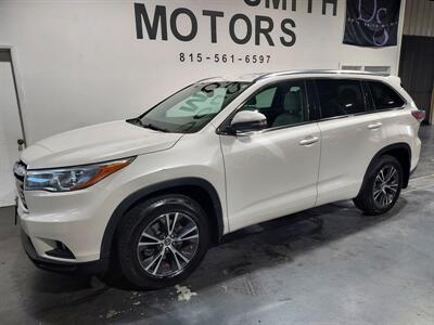 2016 Toyota Highlander XLE   - Photo 2 - Rochelle, IL 61068