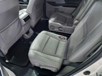 2016 Toyota Highlander XLE   - Photo 13 - Rochelle, IL 61068
