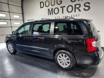2016 Chrysler Town & Country Touring   - Photo 6 - Rochelle, IL 61068