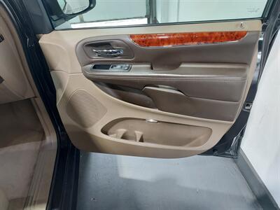 2016 Chrysler Town & Country Touring   - Photo 15 - Rochelle, IL 61068