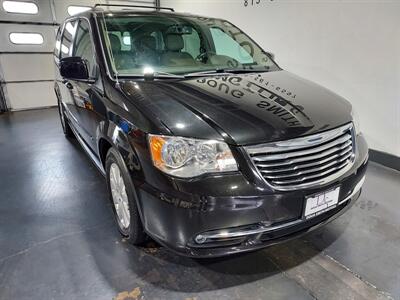 2016 Chrysler Town & Country Touring   - Photo 7 - Rochelle, IL 61068
