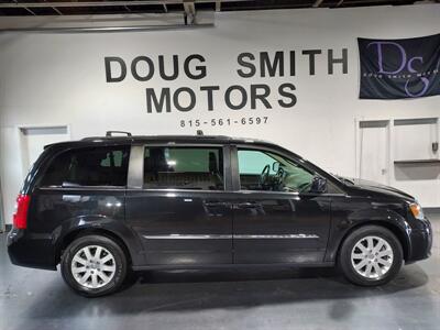 2016 Chrysler Town & Country Touring   - Photo 1 - Rochelle, IL 61068