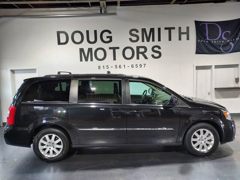 2016 Chrysler Town & Country Touring - Photo 1 - Rochelle, IL 61068