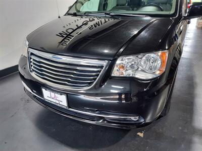 2016 Chrysler Town & Country Touring   - Photo 9 - Rochelle, IL 61068