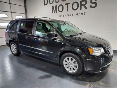 2016 Chrysler Town & Country Touring   - Photo 3 - Rochelle, IL 61068