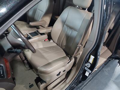 2016 Chrysler Town & Country Touring   - Photo 10 - Rochelle, IL 61068