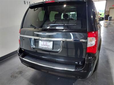 2016 Chrysler Town & Country Touring   - Photo 8 - Rochelle, IL 61068